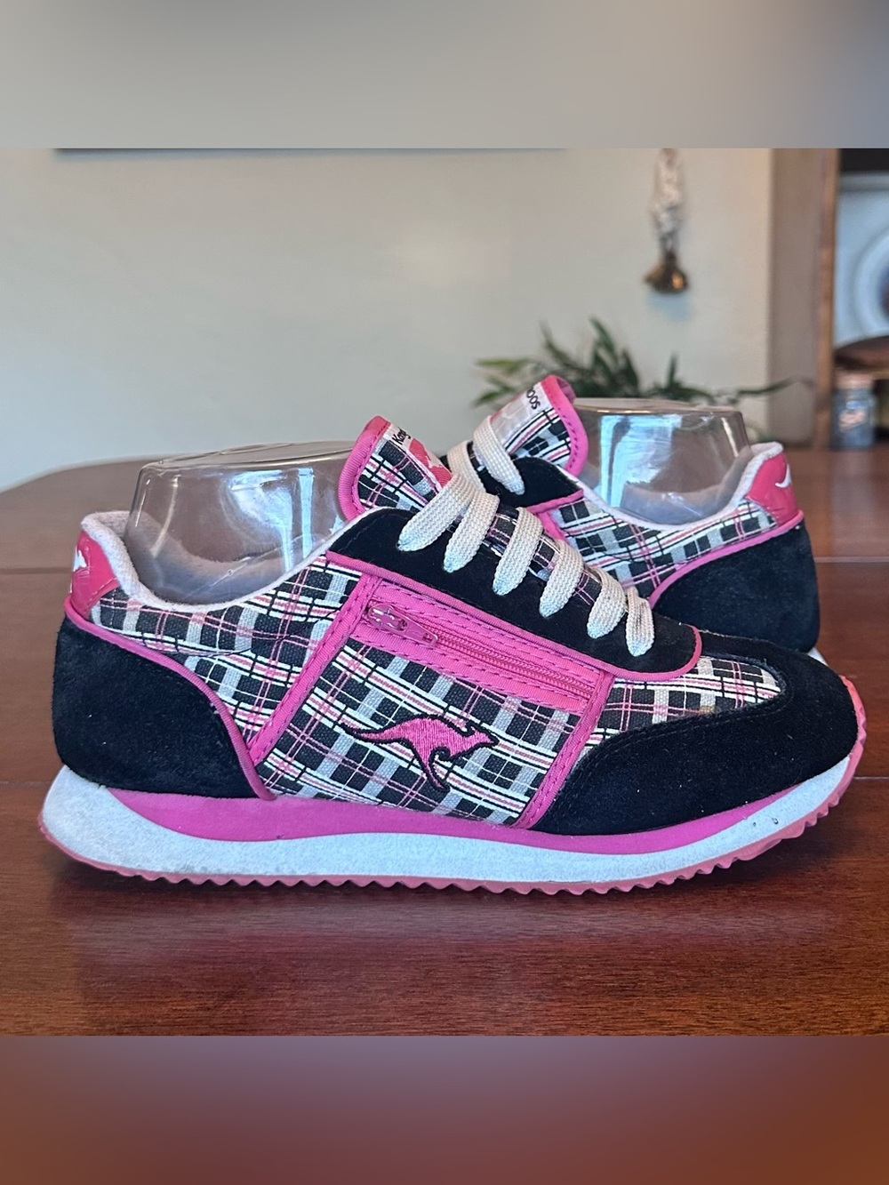 KangaROOS Sneakers Pink White Black Plaid Outside Zipper Pocket Low Tops | Sz 7